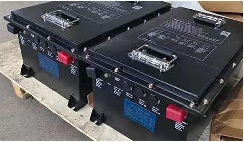 High-capacity lithium battery packs for an electric golf cart