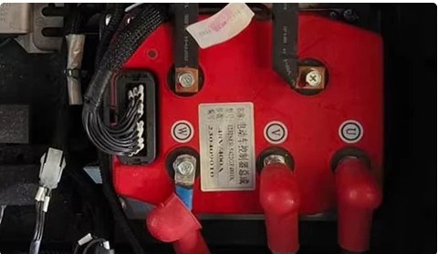 Intelligent motor controller of a luxury electric golf cart